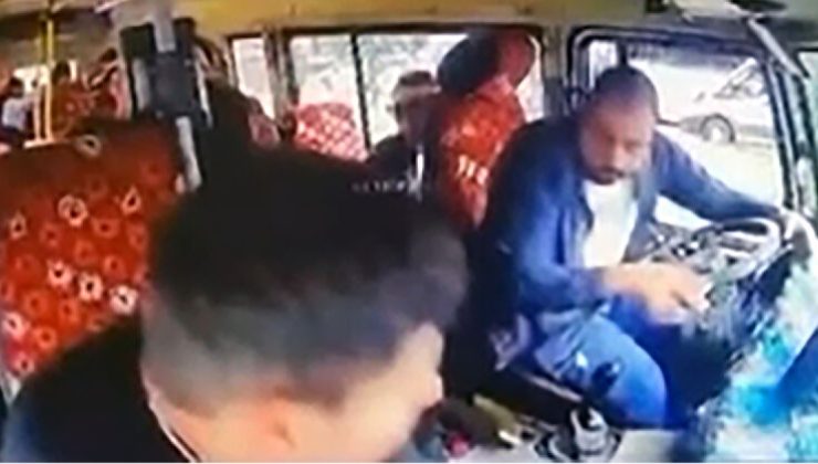 Yolcularla konuşurken kaza yaptı! O an kamerada
