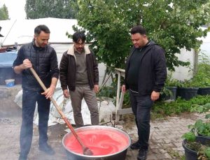 Yozgat Sorgun’da üç arkadaş, eşlerine destek için 300 kilo domatesten salça kaynattı